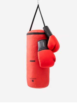 Saco de boxeo y guantes rojos