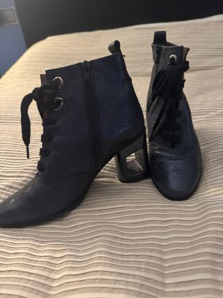 Botines negros con cordones y tacón de bloque