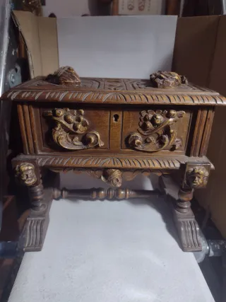 Arcón joyero antiguo tallado 22 de ancho, 18 ancho