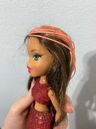 Muñeca Bratz con conjunto rojo