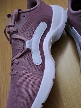 Zapatillas deportivas Nike rosas y blancas