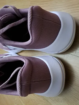 Zapatillas deportivas Nike rosas y blancas