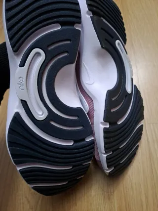 Zapatillas deportivas Nike rosas y blancas