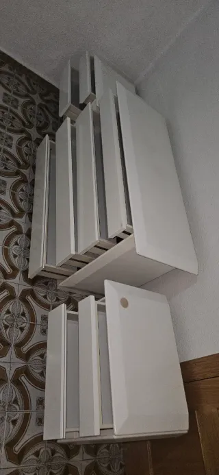 Linda Cajonera blanca con 2 mesitas auxiliares