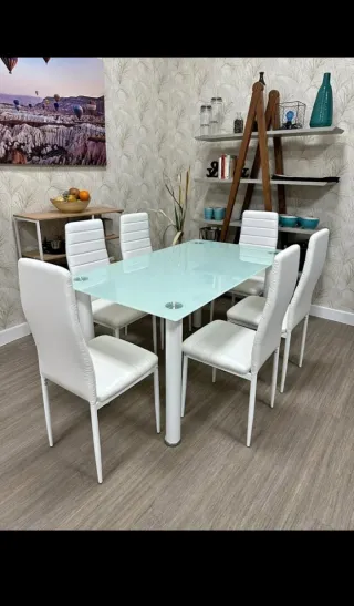 Mesa de comedor de cristal y metal