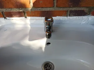 Lavabo con pie y grifo