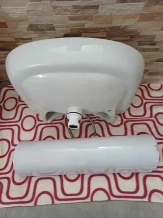 Lavabo con pie y grifo