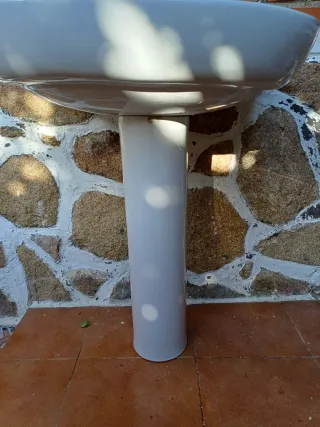Lavabo con pie y grifo