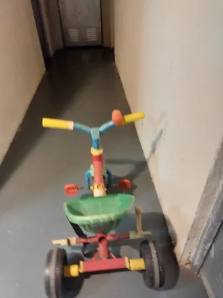 Triciclo infantil con asiento verde