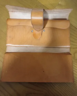 Cartera de piel para documentos.
