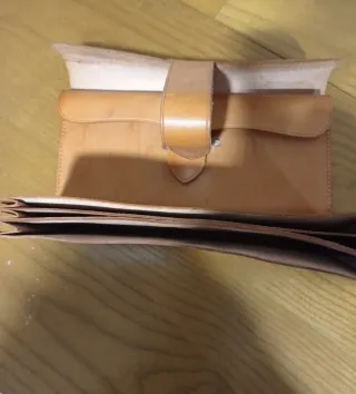 Cartera de piel para documentos.