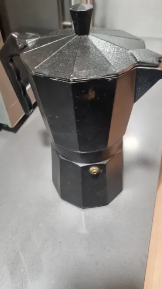 Cafetera italiana negra 6 servicios.