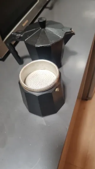 Cafetera italiana negra 6 servicios.