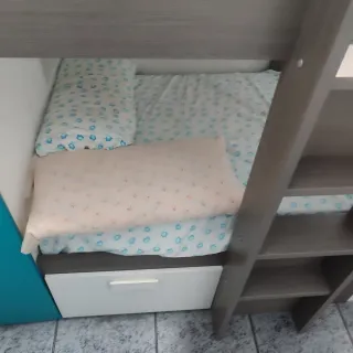 Cama tren infantil con estantería (sin colchón)