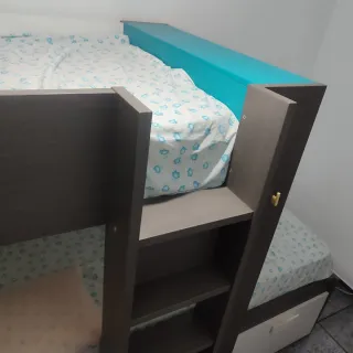 Cama tren infantil con estantería (sin colchón)