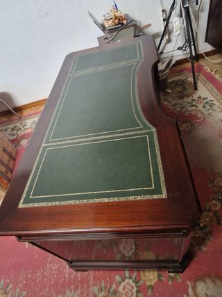 Escritorio de madera con tapa de piel