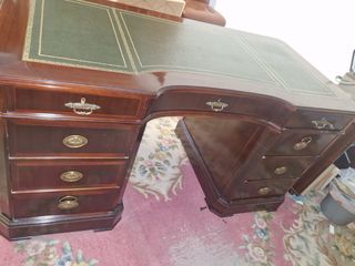 Escritorio de madera con tapa de piel