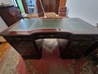 Escritorio de madera con tapa de piel