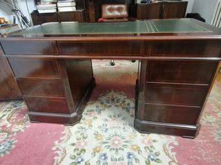 Escritorio de madera con tapa de piel