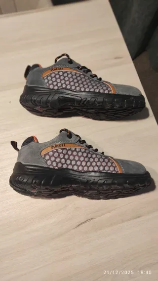 Zapatos de seguridad Paredes grises y naranjas