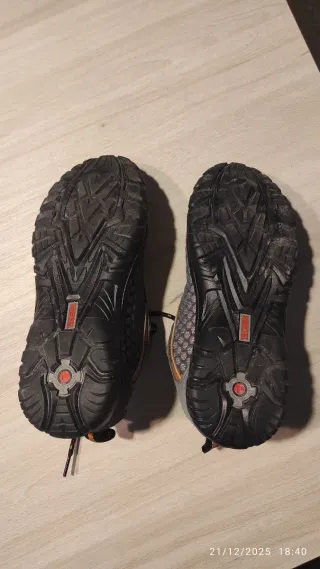 Zapatos de seguridad Paredes grises y naranjas