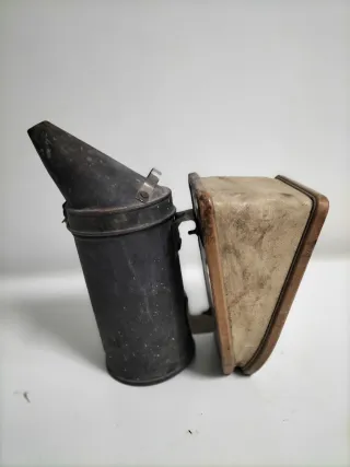 Ahumador de colmenas antiguo