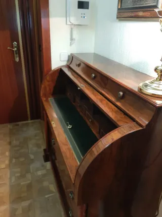 Escritorio bureau madera con detalles dorados