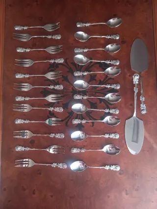 Cubertería de postre con rosa en el mango