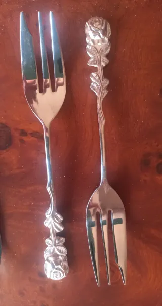 Cubertería de postre con rosa en el mango