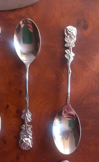 Cubertería de postre con rosa en el mango