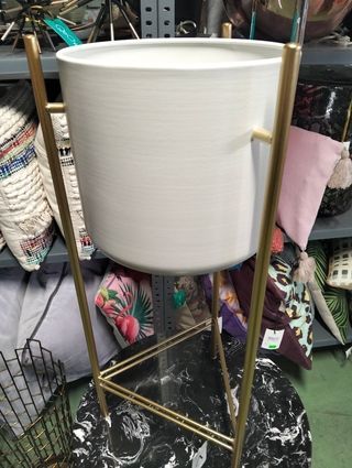 Jardinera con Pie de Metal Dorado