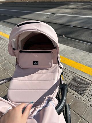 Carro de bebé rosa y cromado