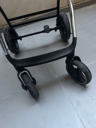 Carro de bebé rosa y cromado