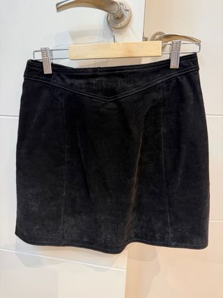 Falda Zara Ante Negra Bordada Corta