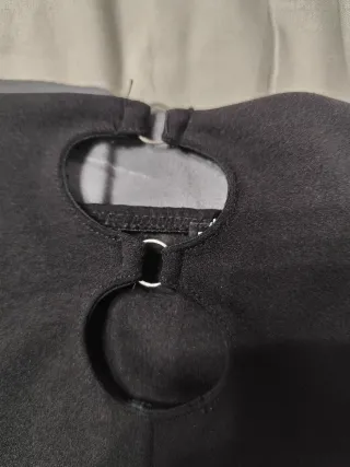 Top negro con ojal y aro