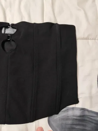 Top negro con ojal y aro