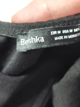 Top negro con ojal y aro