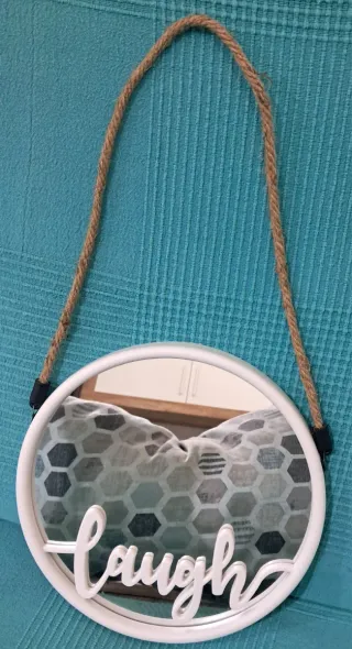 Espejo Decorativo Live & Laugh con cuerda