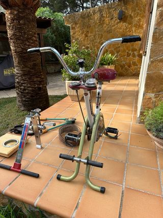 Conjunto Gimnasio Vintage Bicicleta y Accesorios