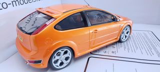 Ford Focus ST mk2 naranja 1/18 Otto