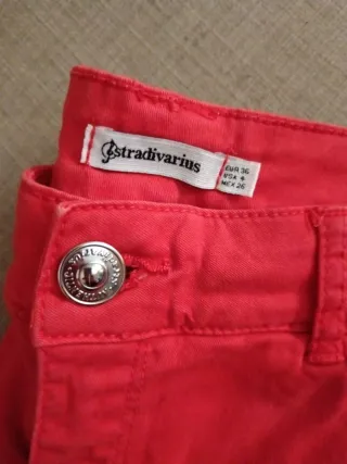 Pantalón corto Stradivarius rojo