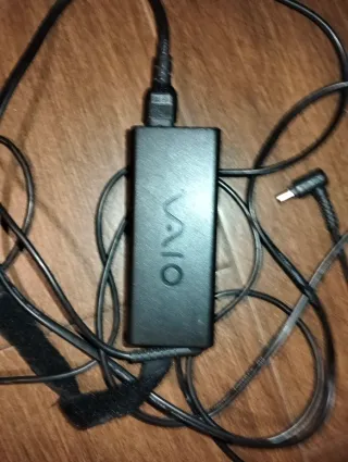 Pantalla, cargador, batería y lector CD Sony Vaio