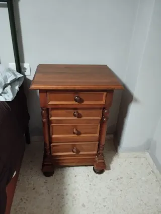 Cómoda con espejo y mesitas de noche