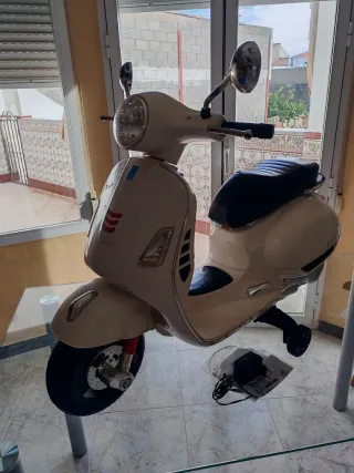 Vespa Eléctrica Infantil Color Crema