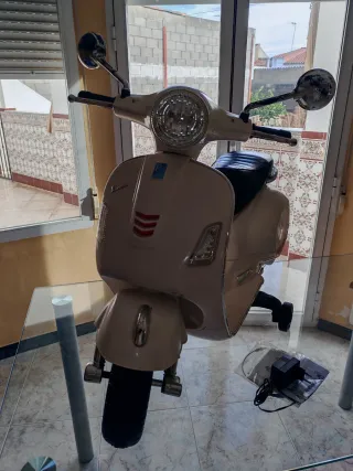 Vespa Eléctrica Infantil Color Crema