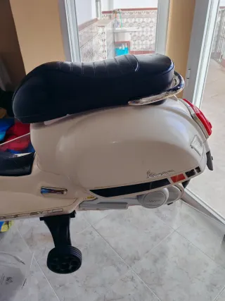 Vespa Eléctrica Infantil Color Crema