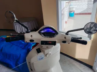 Vespa Eléctrica Infantil Color Crema