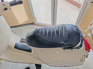 Vespa Eléctrica Infantil Color Crema