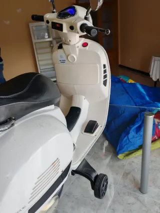 Vespa Eléctrica Infantil Color Crema