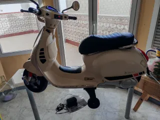 Vespa Eléctrica Infantil Color Crema